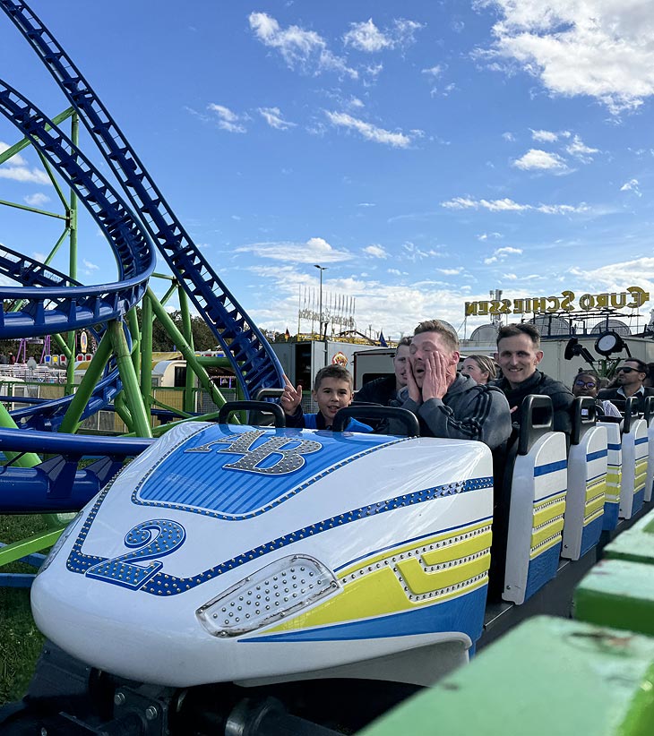Alpina Bahn auf dem Oktoberfest mit schnittigen neuen Zügen seit 2023 (©Foto: Martin Schmitz)
